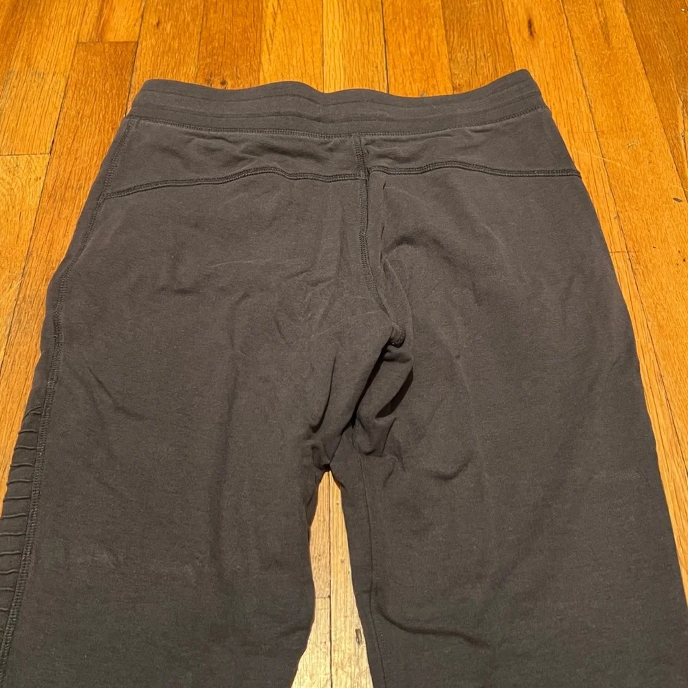Alo Yoga Urban Moto Jogger Sweatpants in Grey, Women’s size XS